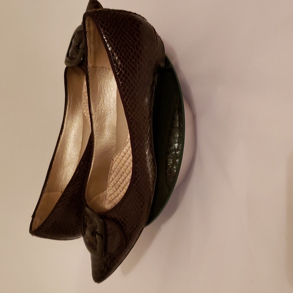 Samuel brown slip on shoes in a size 7 1/2.  Excellent pre owned condition.
